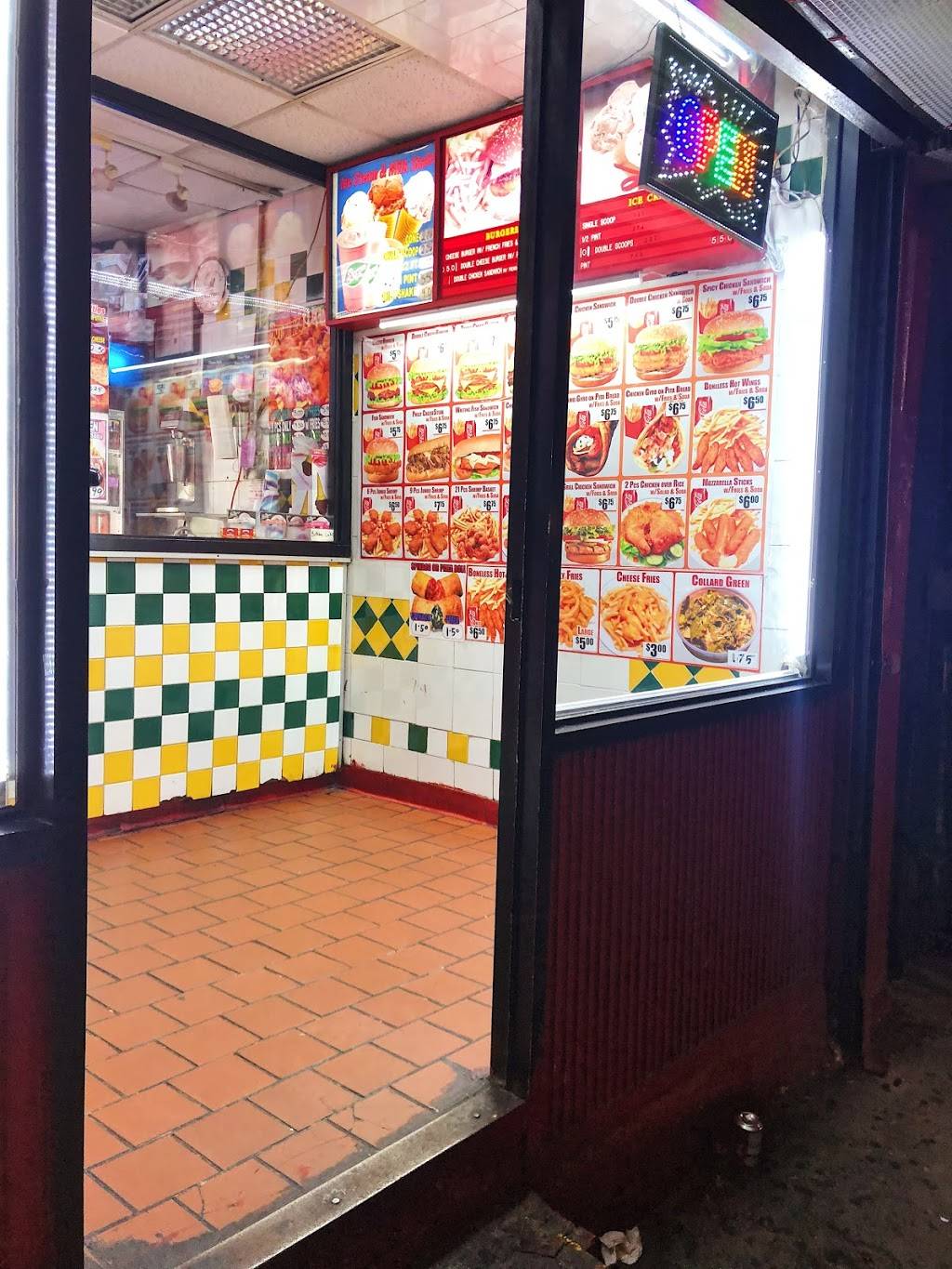 Crown Fried Chicken | restaurant | 117 Avenue D, New York, NY 10009, USA | 2129822850 OR +1 212-982-2850