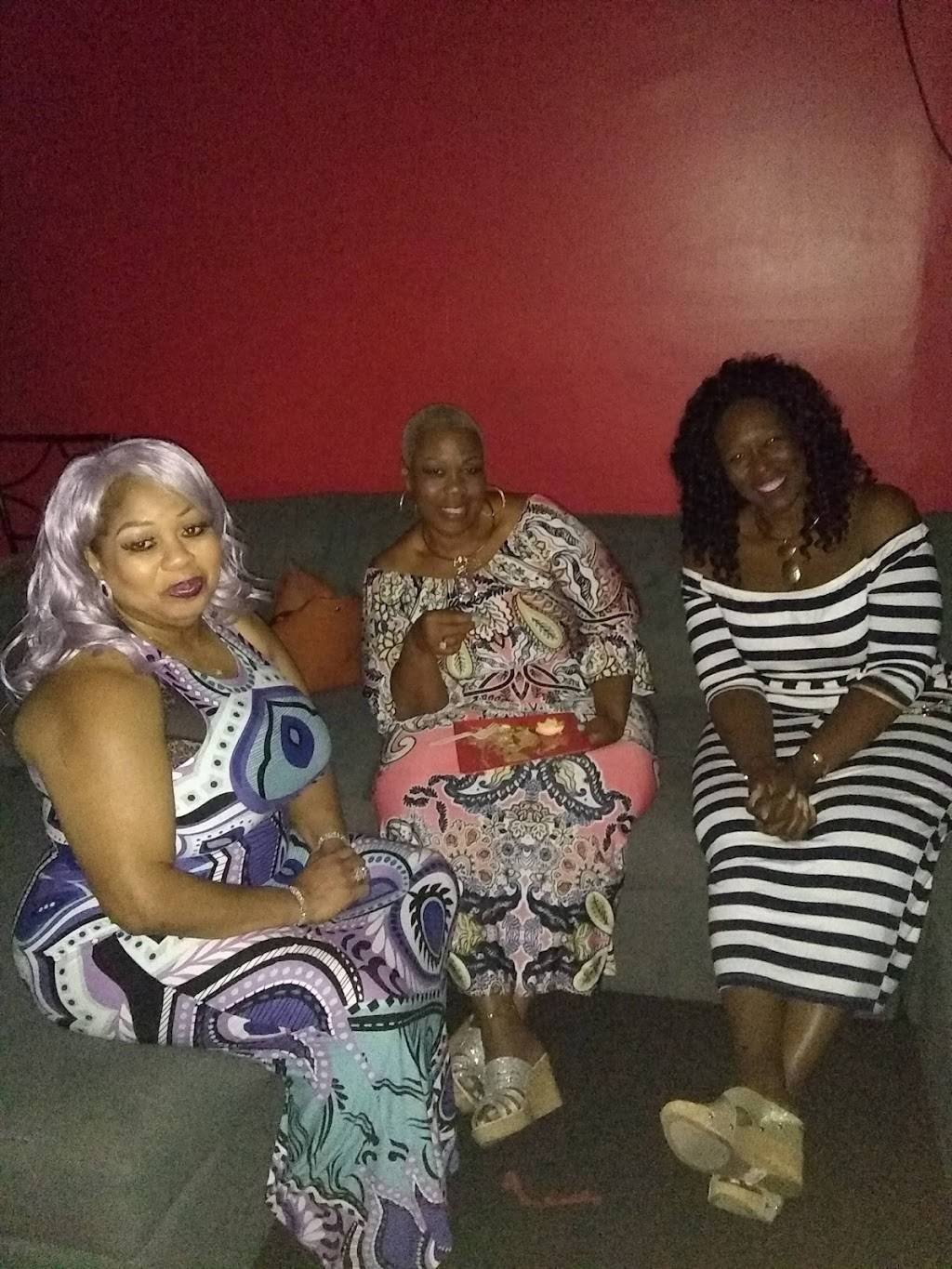 Sneaky Petes Hot Dogs | restaurant | 7070 Aaron Aronov Dr, Fairfield, AL 35064, USA | 2057867524 OR +1 205-786-7524