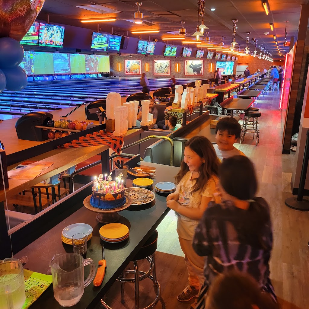 Bowlero Annandale | restaurant | 4245 Markham St, Annandale, VA 22003, USA | 7032562211 OR +1 703-256-2211