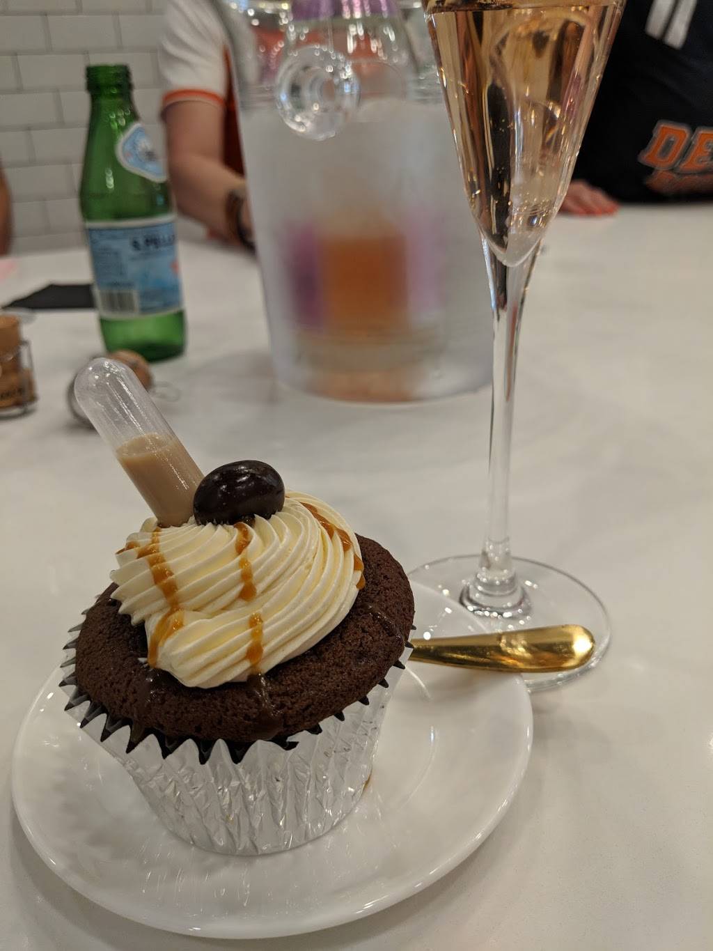 Cupcakes & Bubbles | restaurant | 26400 Kuykendahl Rd Ste C160, Tomball, TX 77375, USA | 8325597511 OR +1 832-559-7511