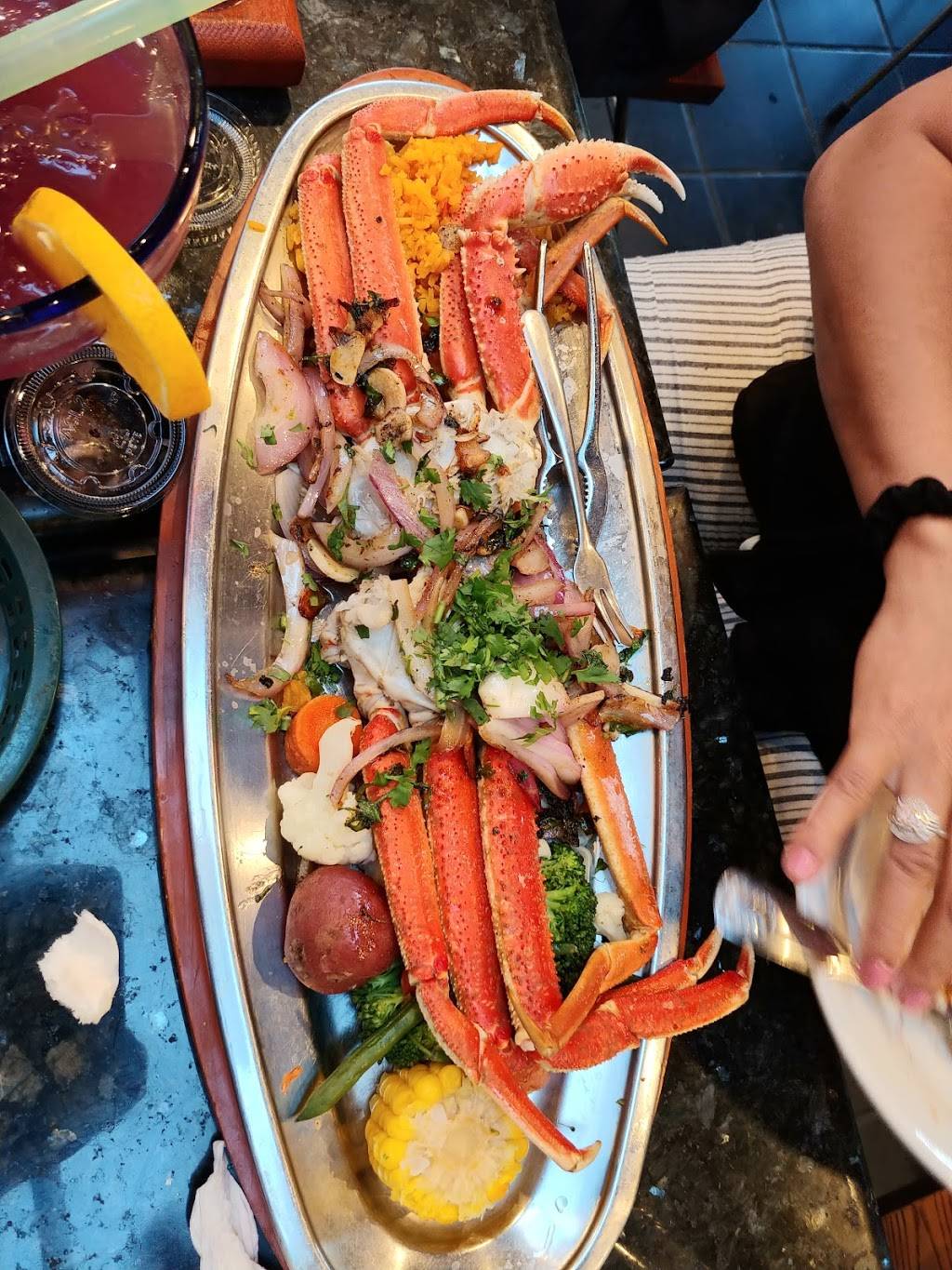 El Barco Mariscos | restaurant | 1035 N Ashland Ave, Chicago, IL 60622, USA | 7734866850 OR +1 773-486-6850