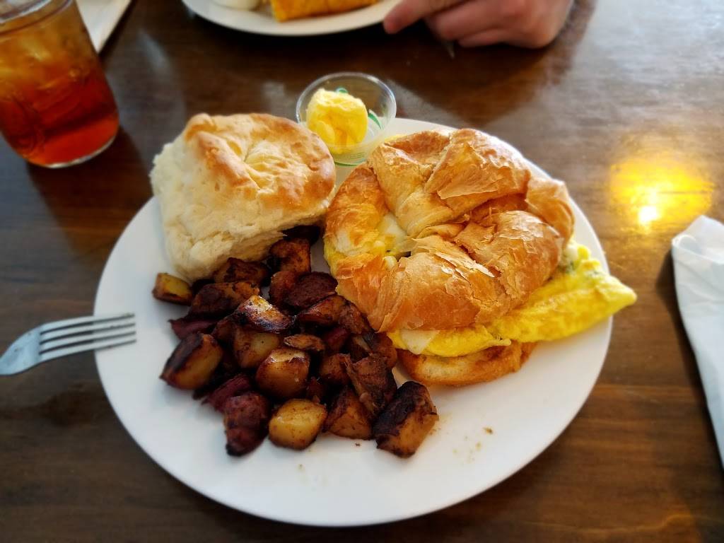 The Magnolia Cafe of Palatka LLC | cafe | 705 St Johns Ave, Palatka, FL 32177, USA | 3865302740 OR +1 386-530-2740