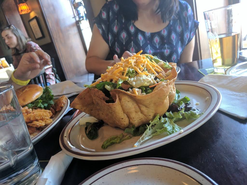 Burkes Public House | restaurant | 5401 N Broadway, Chicago, IL 60640, USA | 7739441109 OR +1 773-944-1109