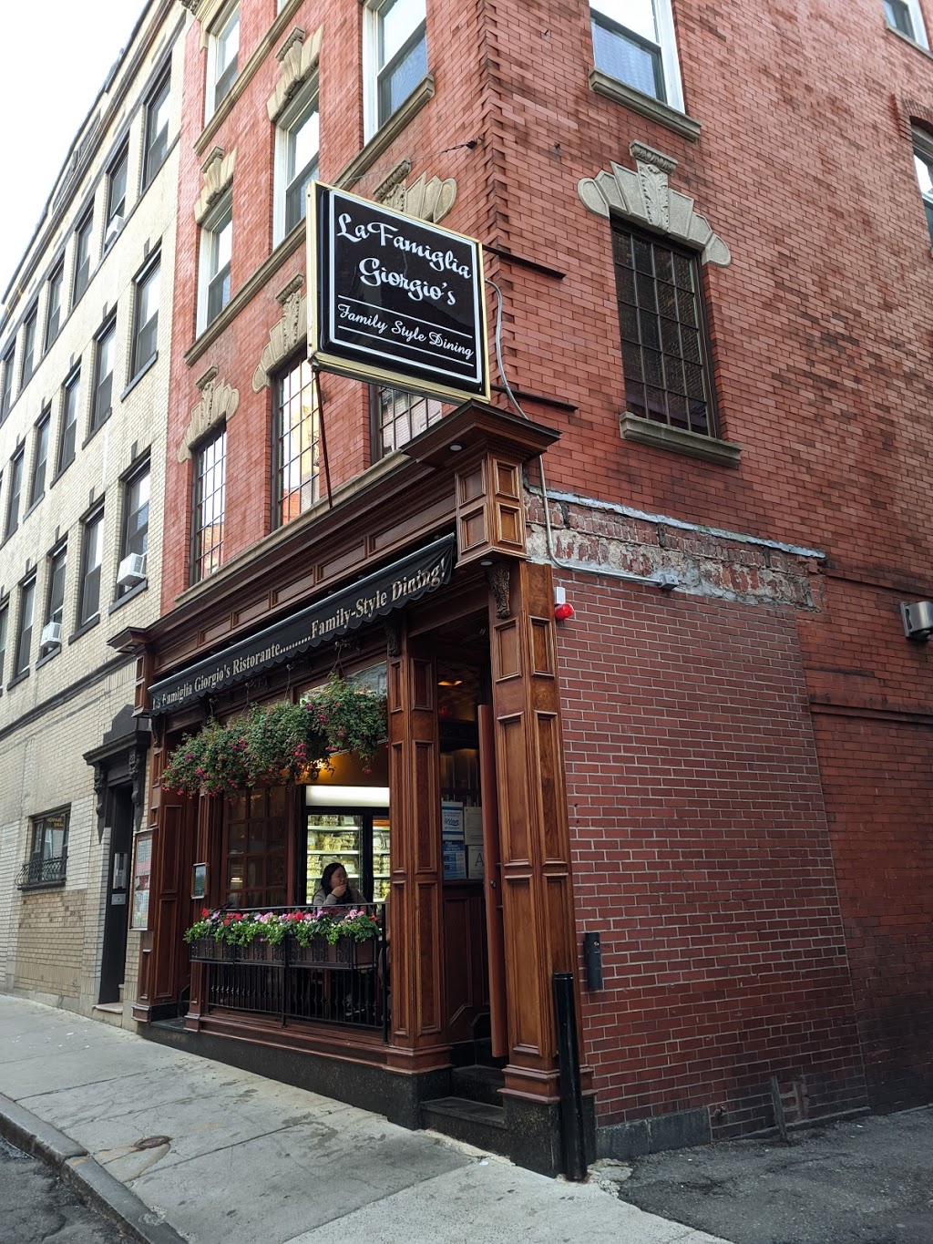 La Famiglia Giorgios Restaurant | restaurant | 112 Salem St, Boston, MA 02113, USA | 6173676711 OR +1 617-367-6711