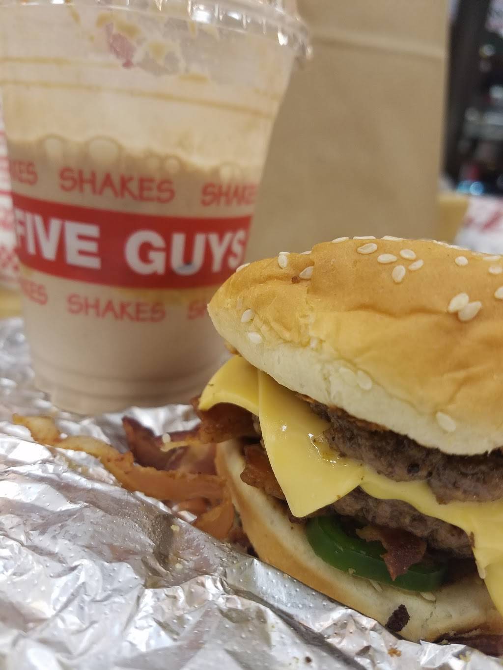 Five Guys | meal takeaway | 2601 W Lake Ave, Peoria, IL 61615, USA | 3096886040 OR +1 309-688-6040