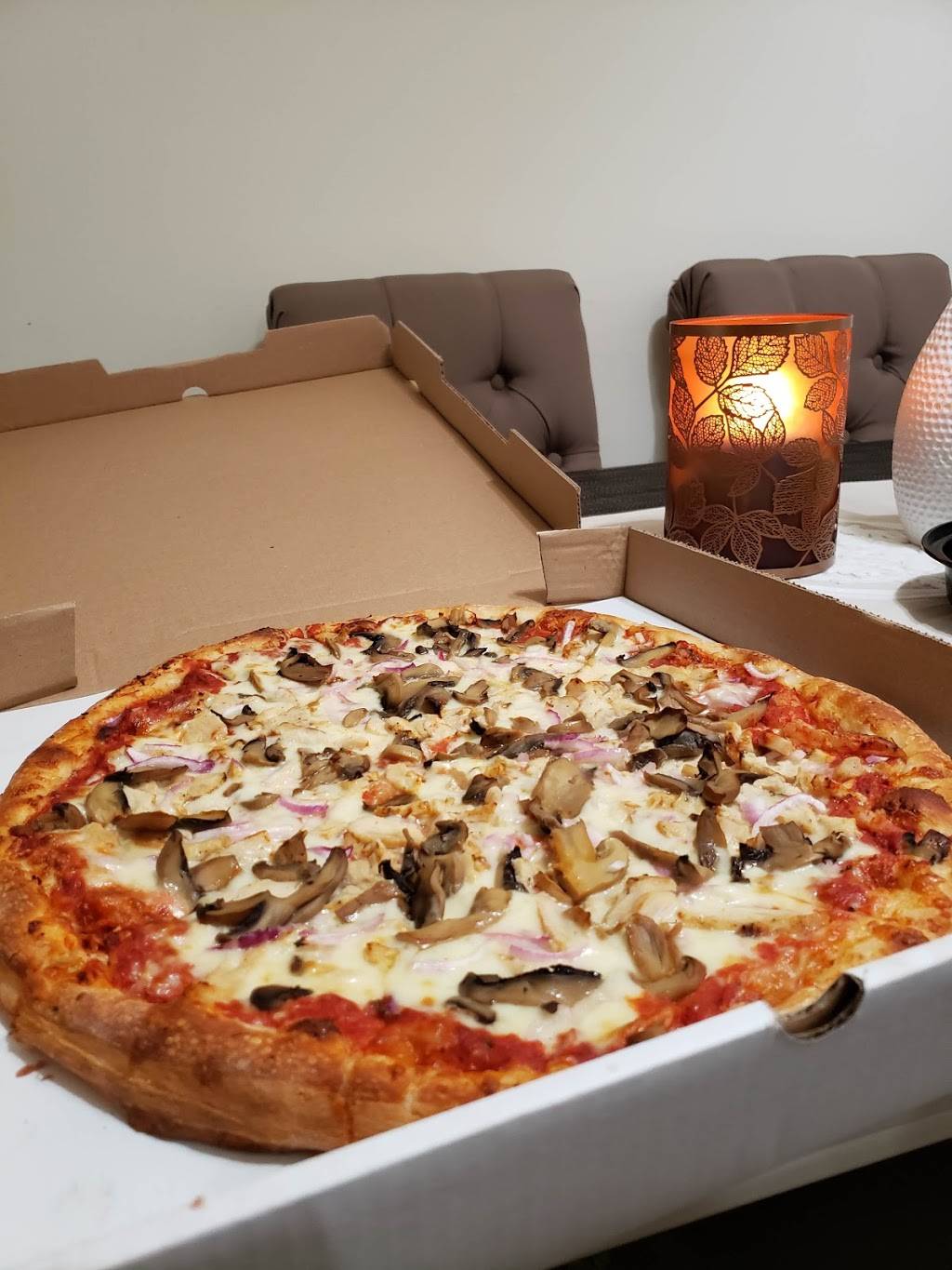 Primos Pizzeria | restaurant | 33521 W Seven Mile Rd, Livonia, MI 48152, USA | 2484764260 OR +1 248-476-4260