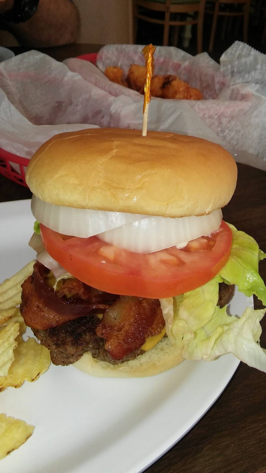 The Lapel Bulldog | restaurant | 701 Main St, Lapel, IN 46051, USA | 7655343746 OR +1 765-534-3746