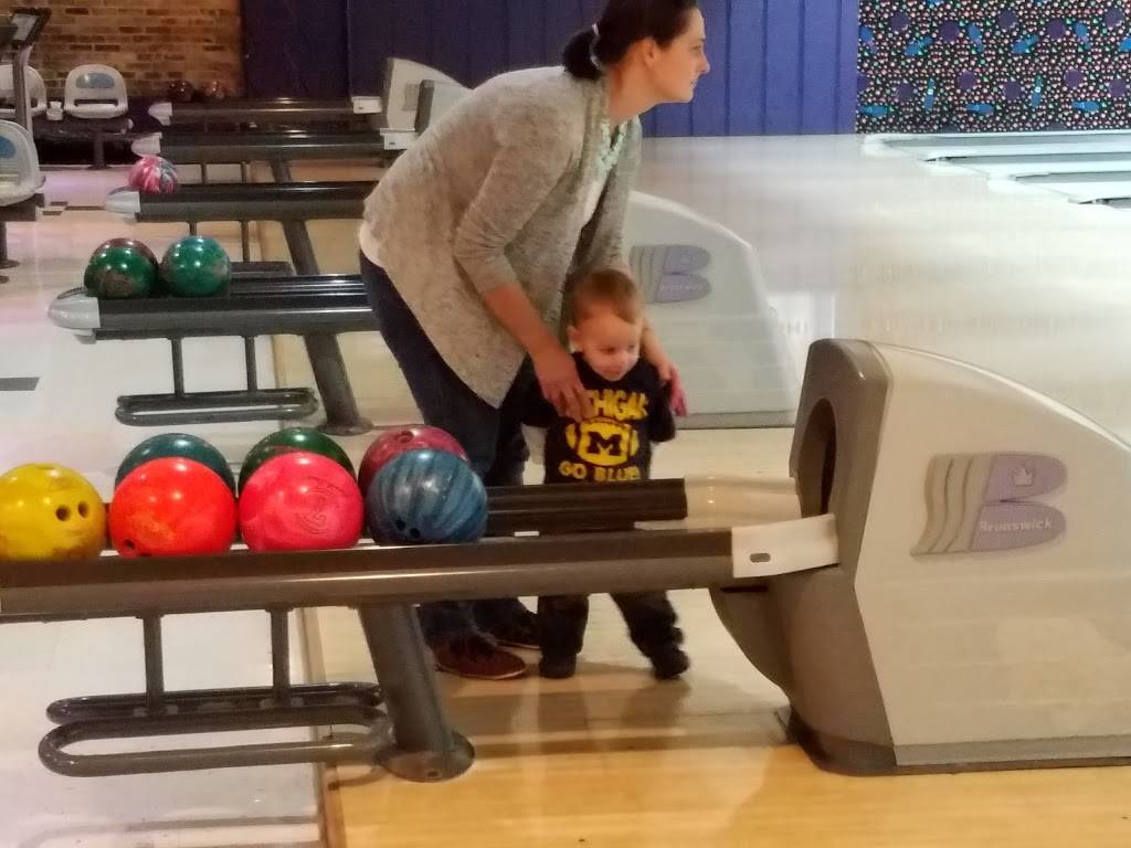 Rolling Lanes | restaurant | 6301 Joliet Rd, Countryside, IL 60525, USA | 7083527262 OR +1 708-352-7262