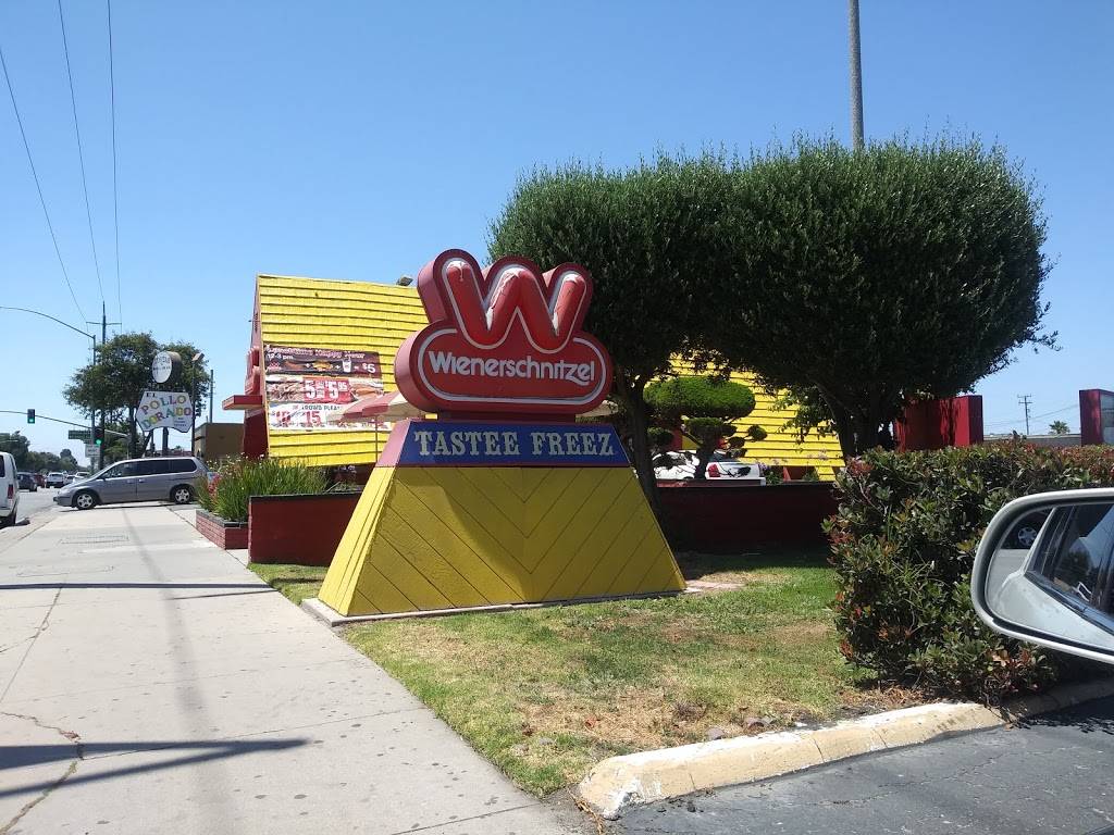 Wienerschnitzel | restaurant | 711 E Alisal St, Salinas, CA 93905, USA | 8314249999 OR +1 831-424-9999