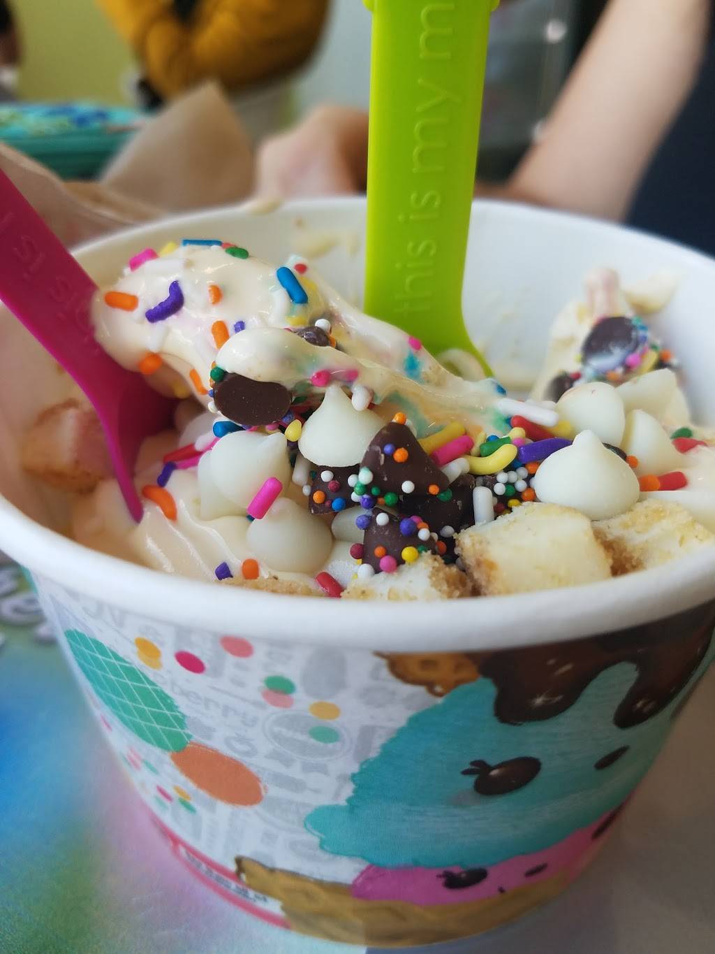 Menchies Frozen Yogurt | bakery | 4100 N Alafaya Trail Ste 109, Orlando, FL 32826, USA | 4076584817 OR +1 407-658-4817