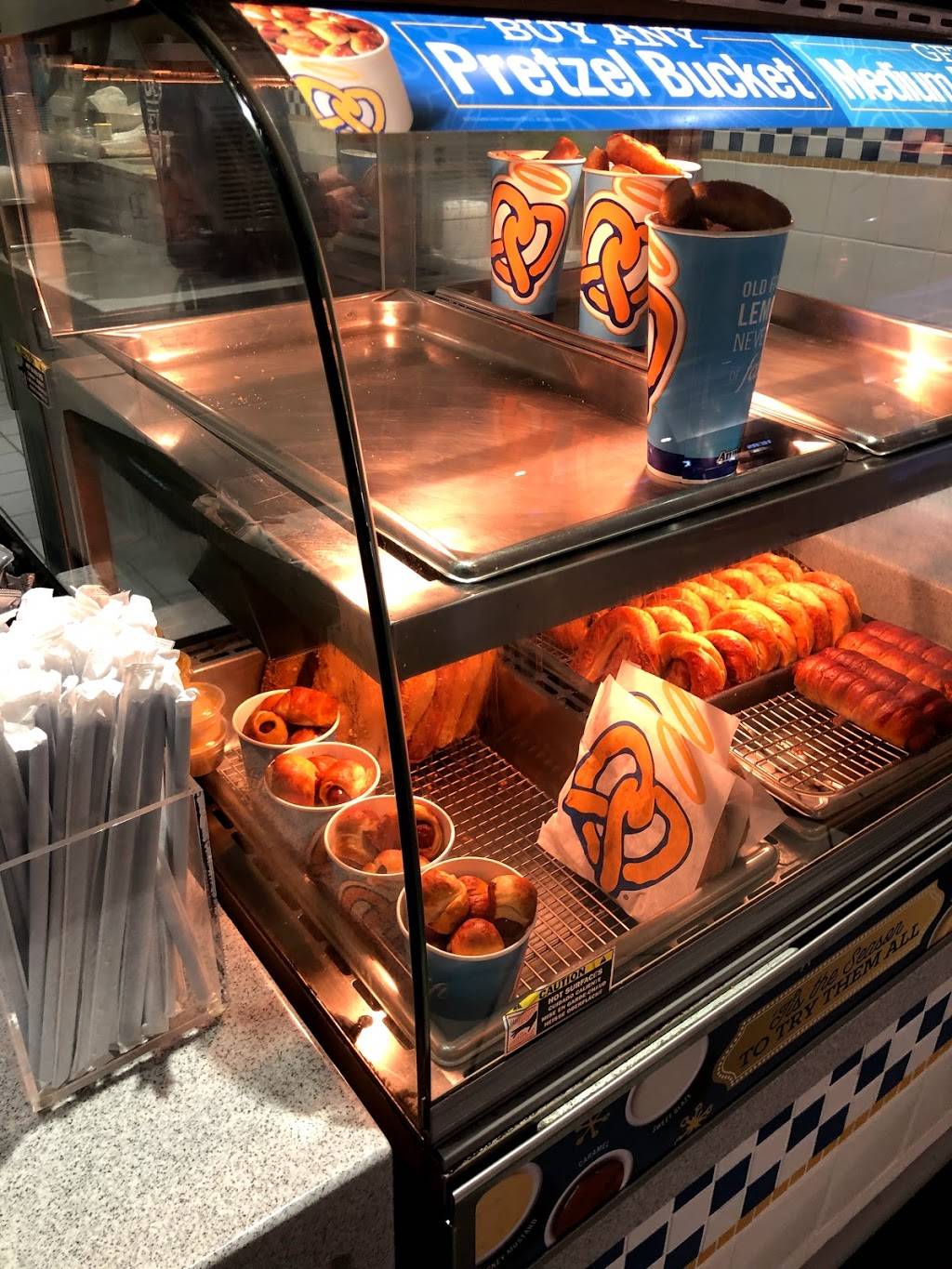 Auntie Annes | cafe | 5 Woodfield Mall, Schaumburg, IL 60173, USA | 8476196844 OR +1 847-619-6844
