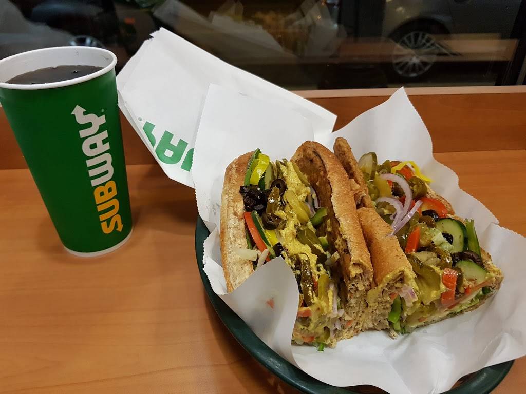 Subway Restaurants | restaurant | 2421 N Clark St, Chicago, IL 60614, USA | 7733607262 OR +1 773-360-7262