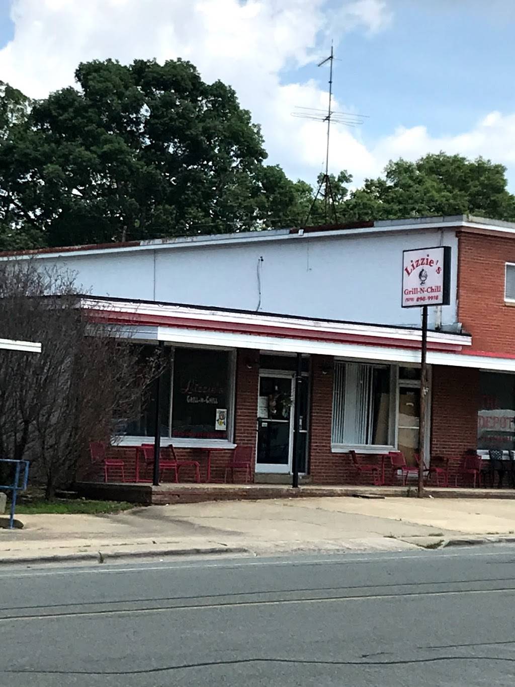 Lizzies Grill-N-Chill | restaurant | 1989 N Main St, Goldston, NC 27252, USA | 9198989918 OR +1 919-898-9918