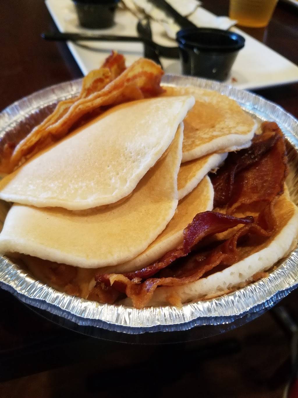 Elis Branford | restaurant | 624 W Main St, Branford, CT 06405, USA | 2034882700 OR +1 203-488-2700