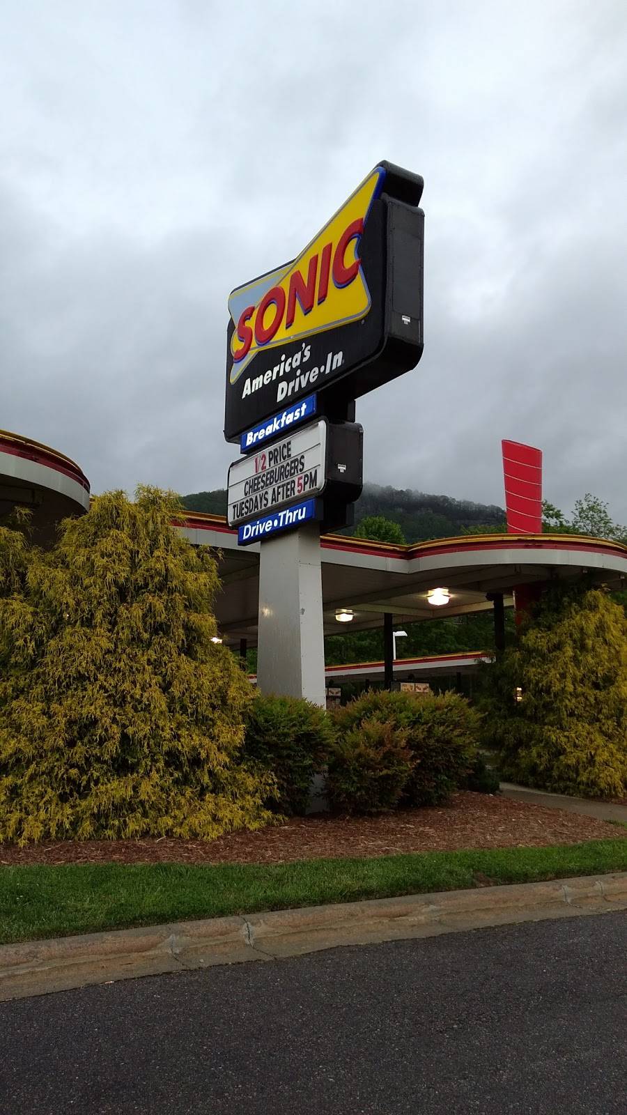 Sonic Drive-In | restaurant | 210 Charlotte Hwy, Asheville, NC 28803, USA | 8282994930 OR +1 828-299-4930