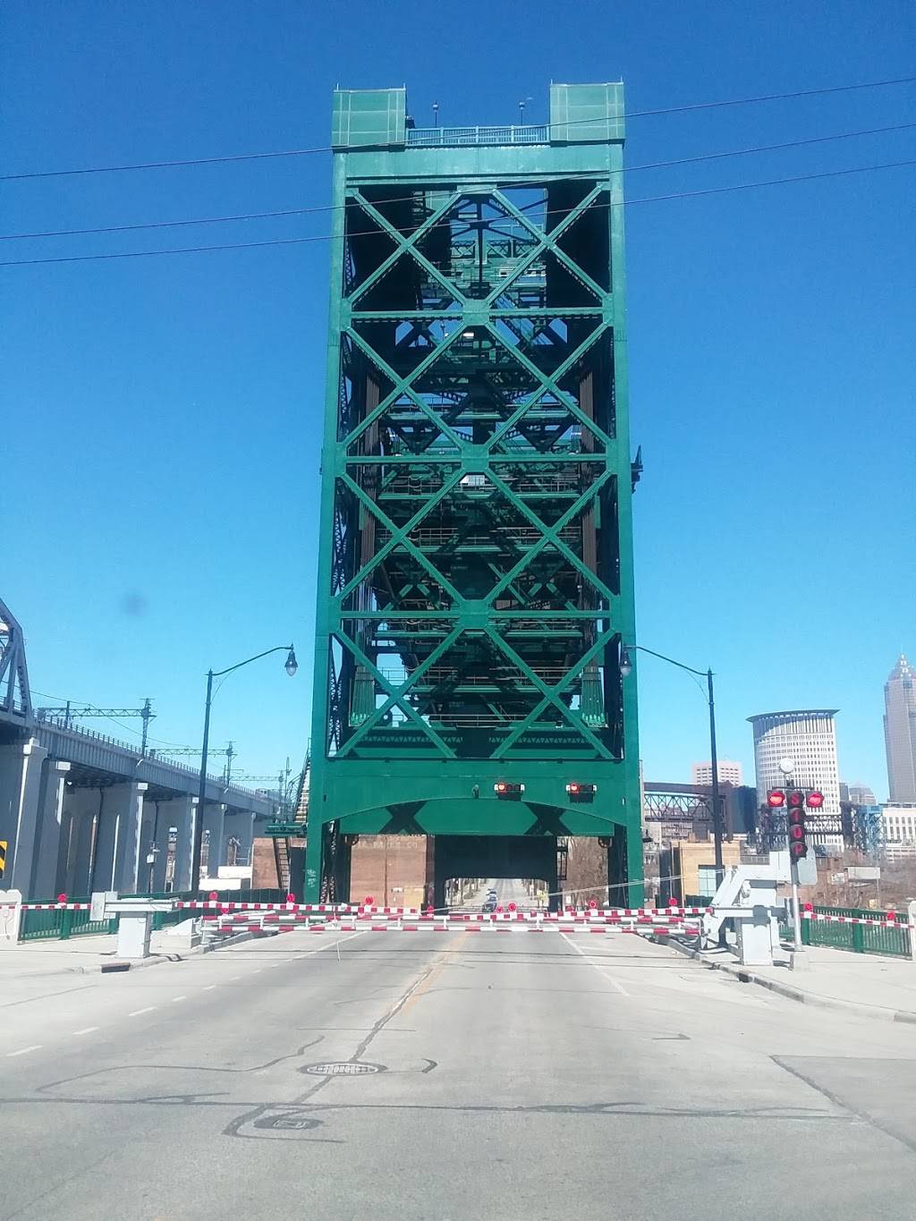 Hoopples | restaurant | 1930 Columbus Rd, Cleveland, OH 44113, USA | 2165750483 OR +1 216-575-0483