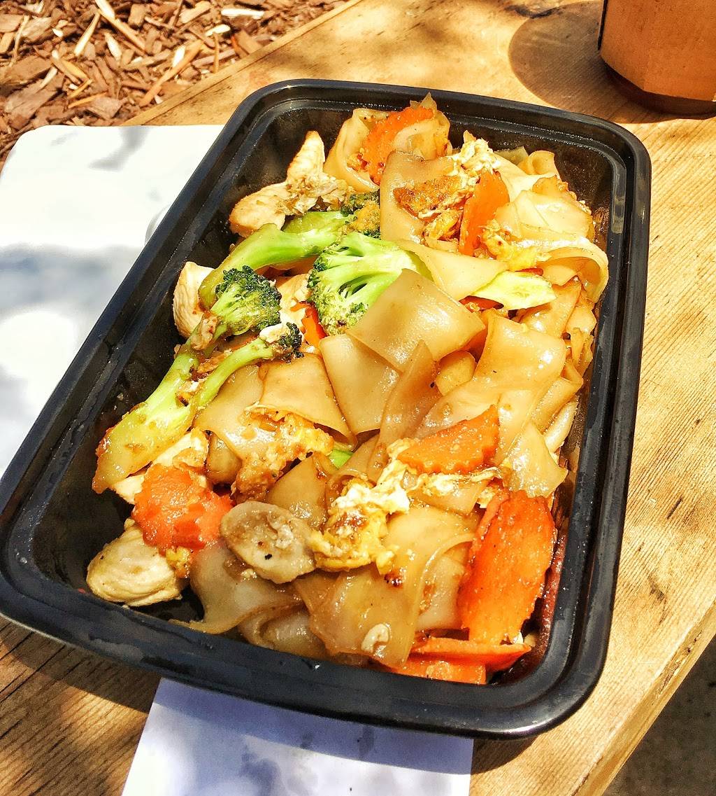 Mama Made Thai | restaurant | 92106, 2820 Historic Decatur Rd, San Diego, CA 92106, USA | 6192090140 OR +1 619-209-0140