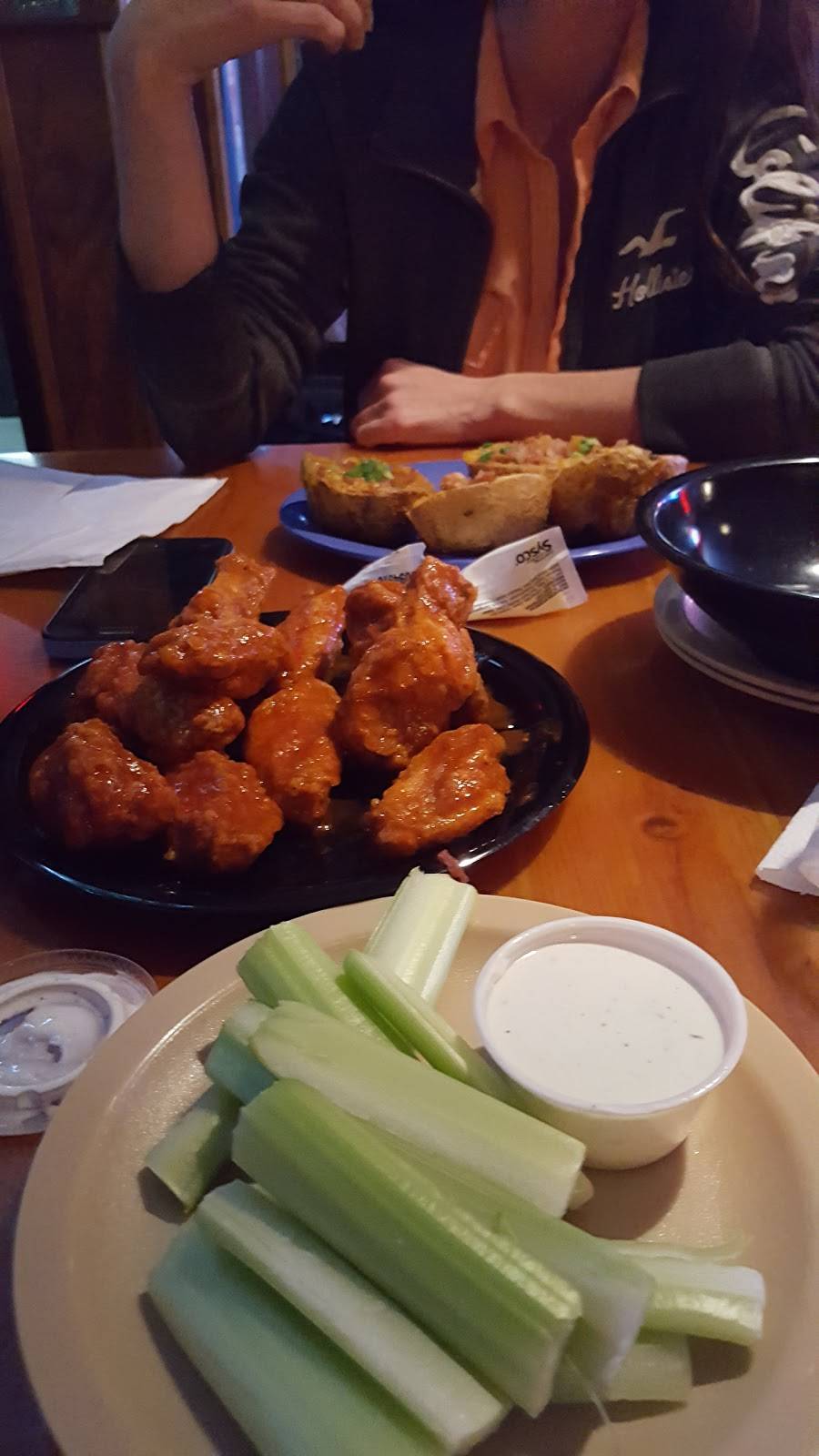 Hinders Sports Bar & Grill | restaurant | 902 W Main St, Tipp City, OH 45371, USA | 9376674433 OR +1 937-667-4433