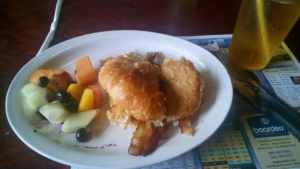 Izzys Dockside Diner & Pub | restaurant | 186 Broadway St, Berlin, WI 54923, USA | 9203617693 OR +1 920-361-7693