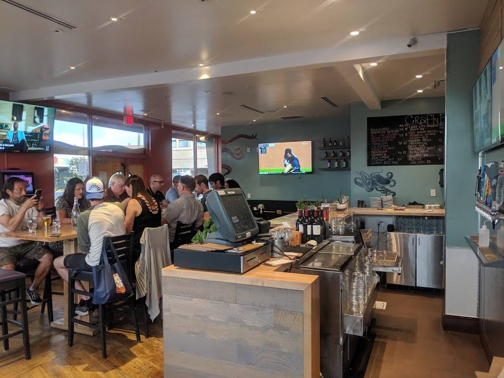 Crafty Minds Brews + Bites | restaurant | 1031 Hermosa Ave, Hermosa Beach, CA 90254, USA | 3103723978 OR +1 310-372-3978