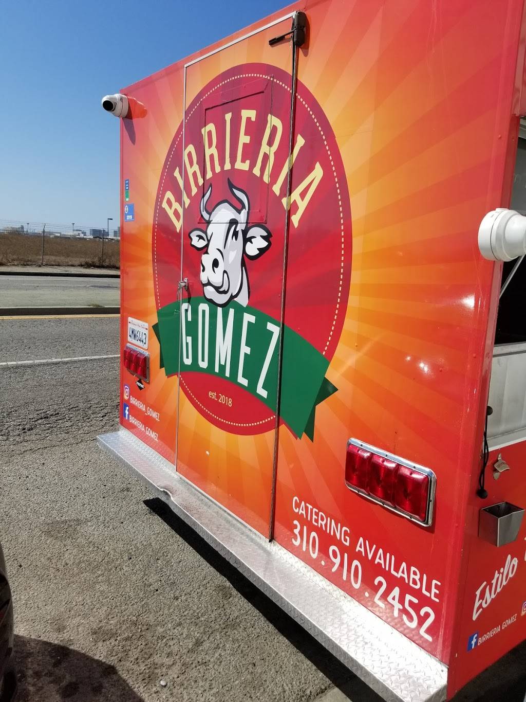 Birrieria Gomez | restaurant | 10670 S La Cienega Blvd, Lennox, CA 90304, USA | 4242196292 OR +1 424-219-6292