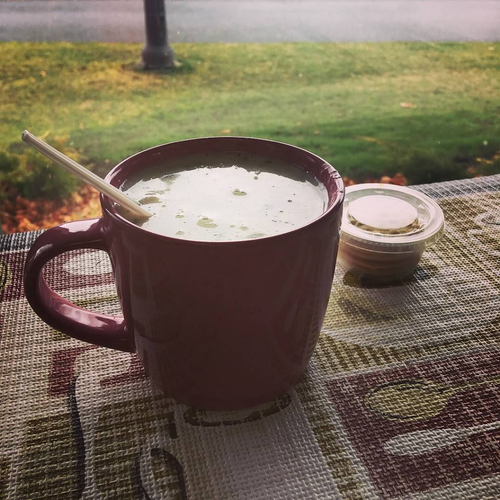 Smithsonian Cafe And Chowder House | restaurant | 1 Roundhouse Plaza, Northampton, MA 01060, USA | 4137273318 OR +1 413-727-3318