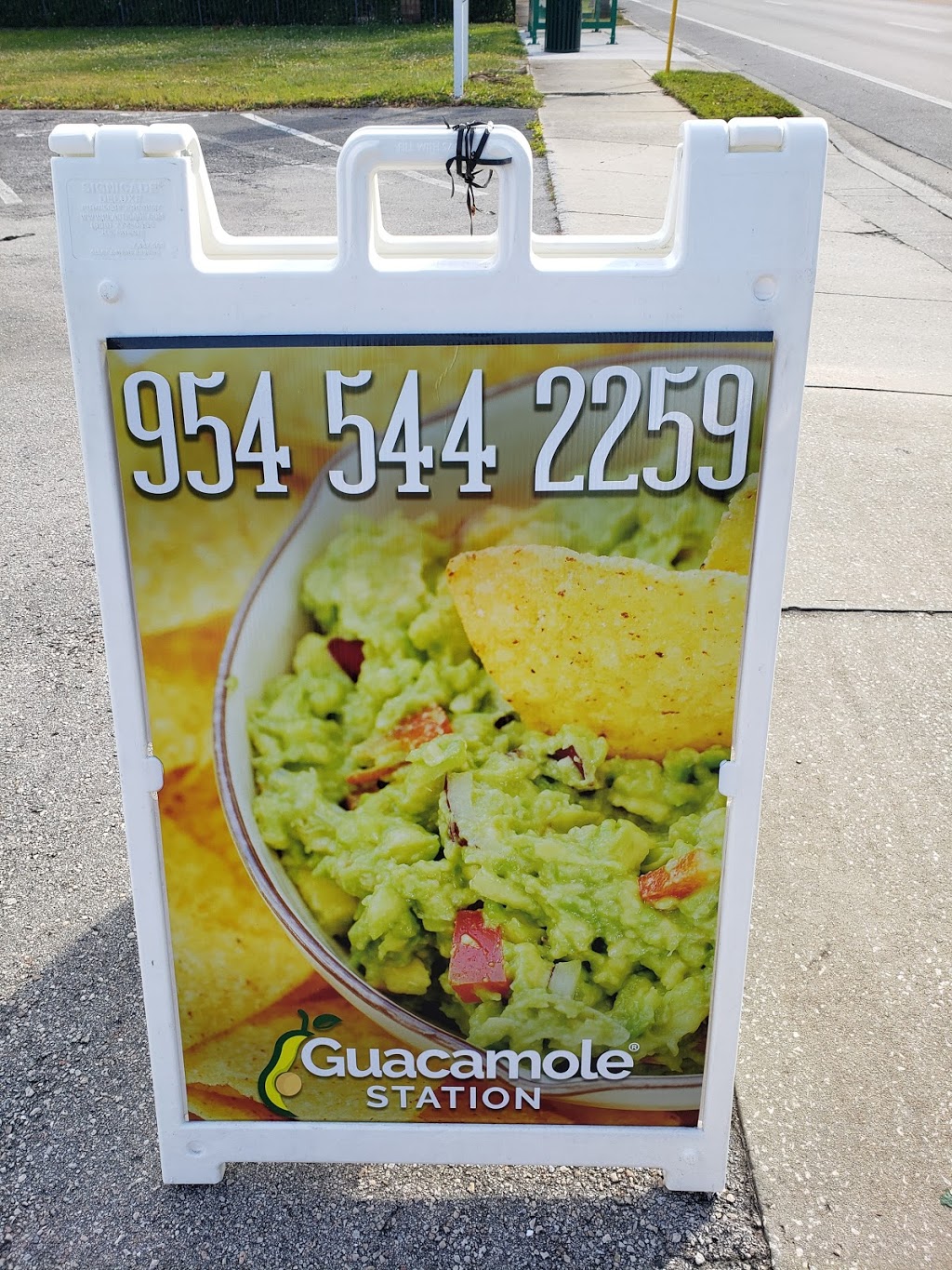 Guacamole Station | restaurant | 118 N Federal Hwy, Dania Beach, FL 33004, USA | 9545442259 OR +1 954-544-2259