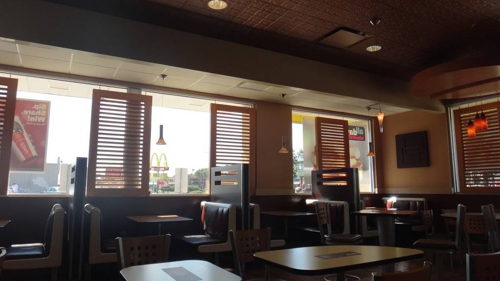 McDonalds | cafe | 1158 W Main St, Galesburg, IL 61401, USA | 3093431539 OR +1 309-343-1539