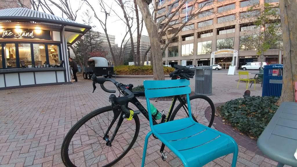 The Stand | restaurant | 1601 Crystal Dr, Arlington, VA 22202, USA | 7034138048 OR +1 703-413-8048