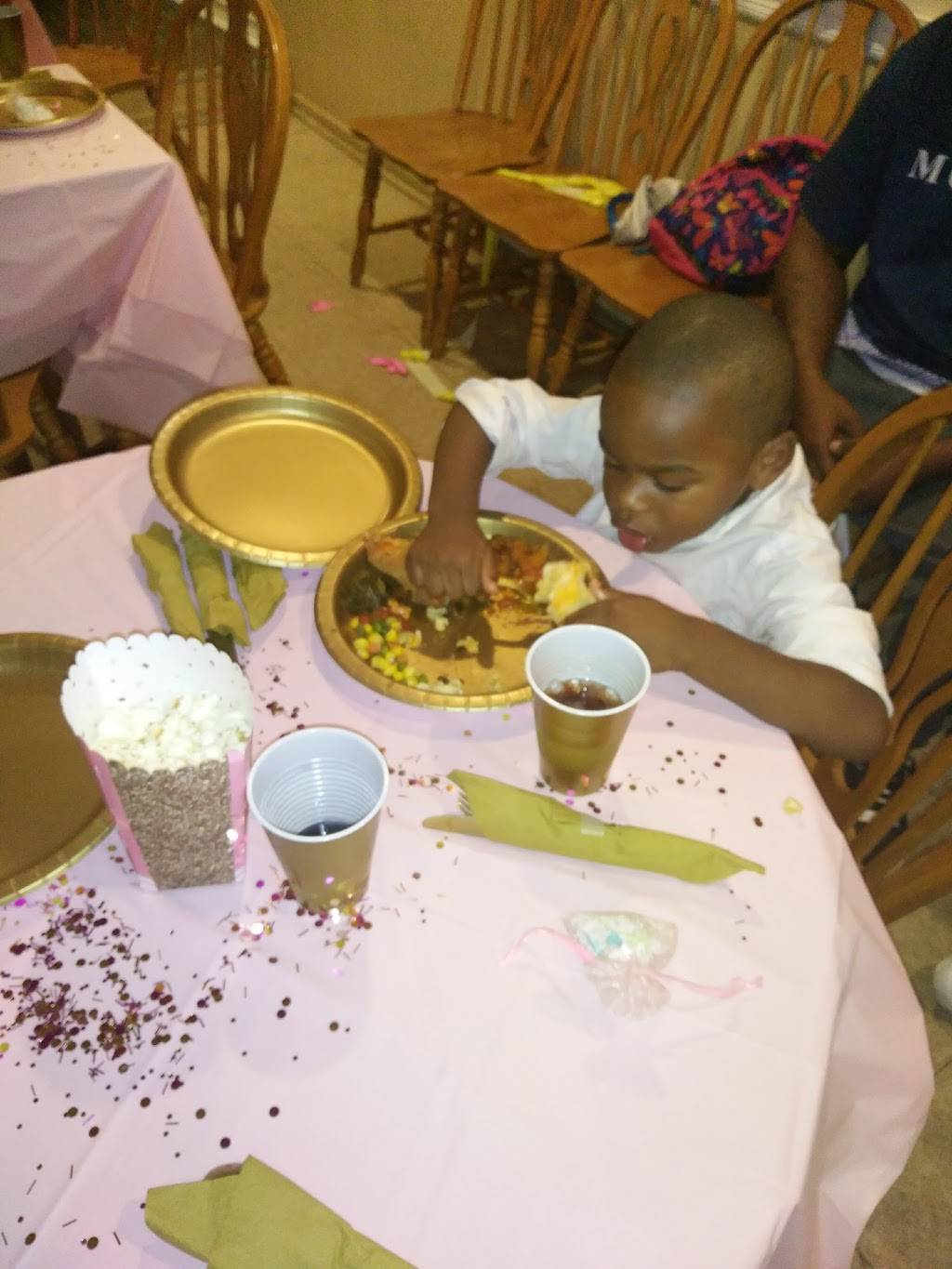 Pine Chinese Restaurant | restaurant | 400 S 60th St, Philadelphia, PA 19143, USA | 2157474995 OR +1 215-747-4995