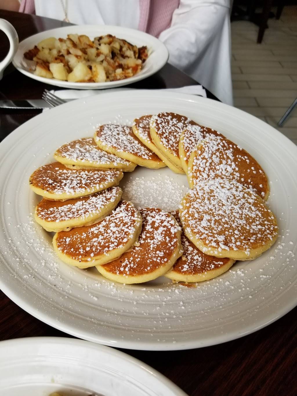 Oak Tree Restaurant & Bakery | bakery | 900 N Michigan Ave, Chicago, IL 60611, USA | 3127511988 OR +1 312-751-1988