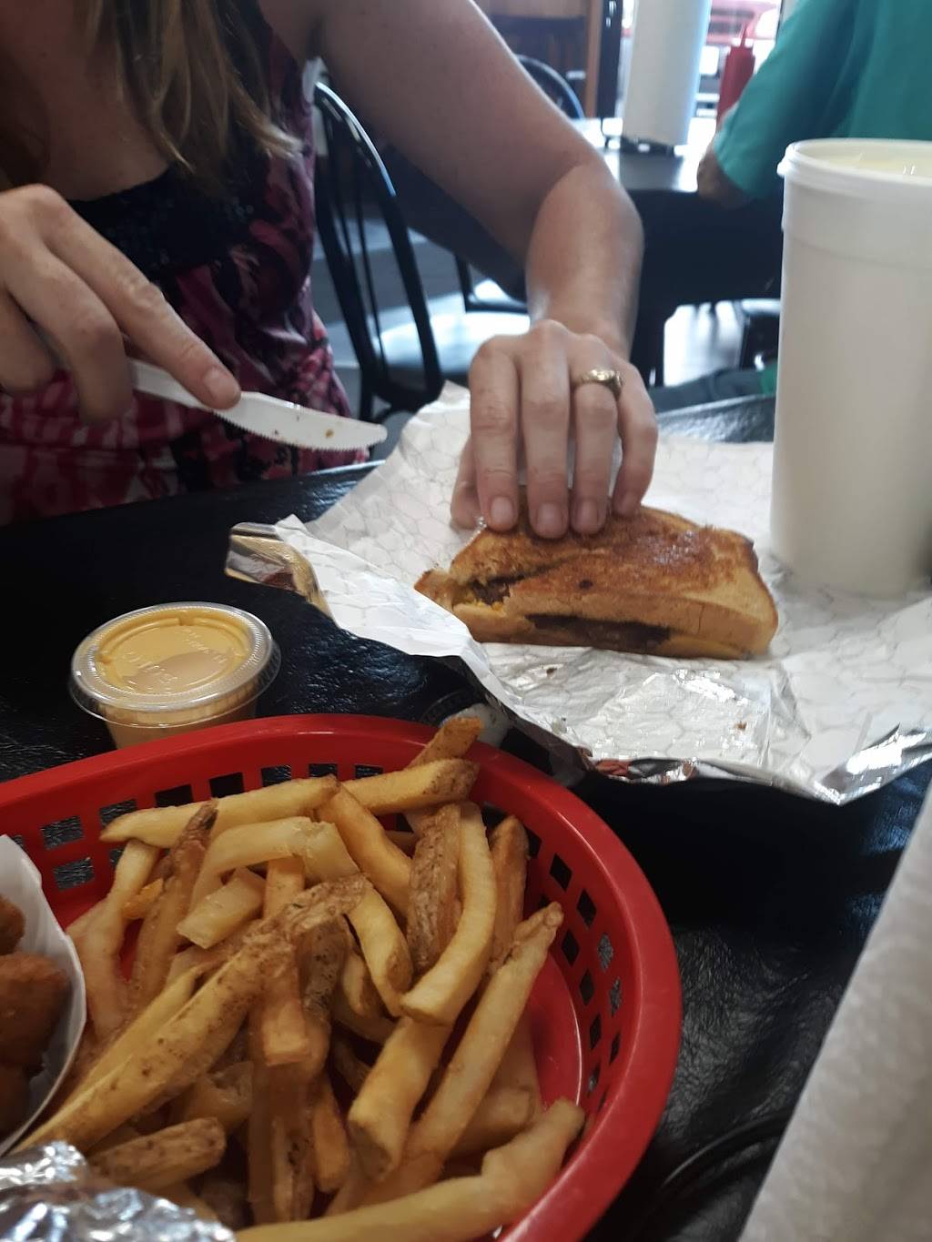 King Louies Drive-In | restaurant | 315 S 6th St, Wood River, IL 62095, USA | 6182541114 OR +1 618-254-1114