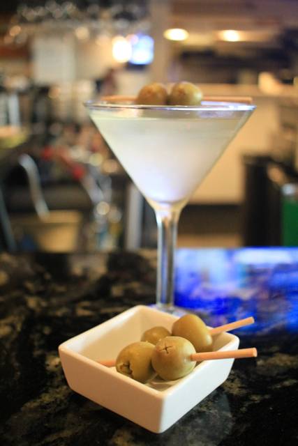 Olis Fashion Cuisine | night club | 10610 Forest Hill Blvd #20, Wellington, FL 33414, USA | 5617922220 OR +1 561-792-2220