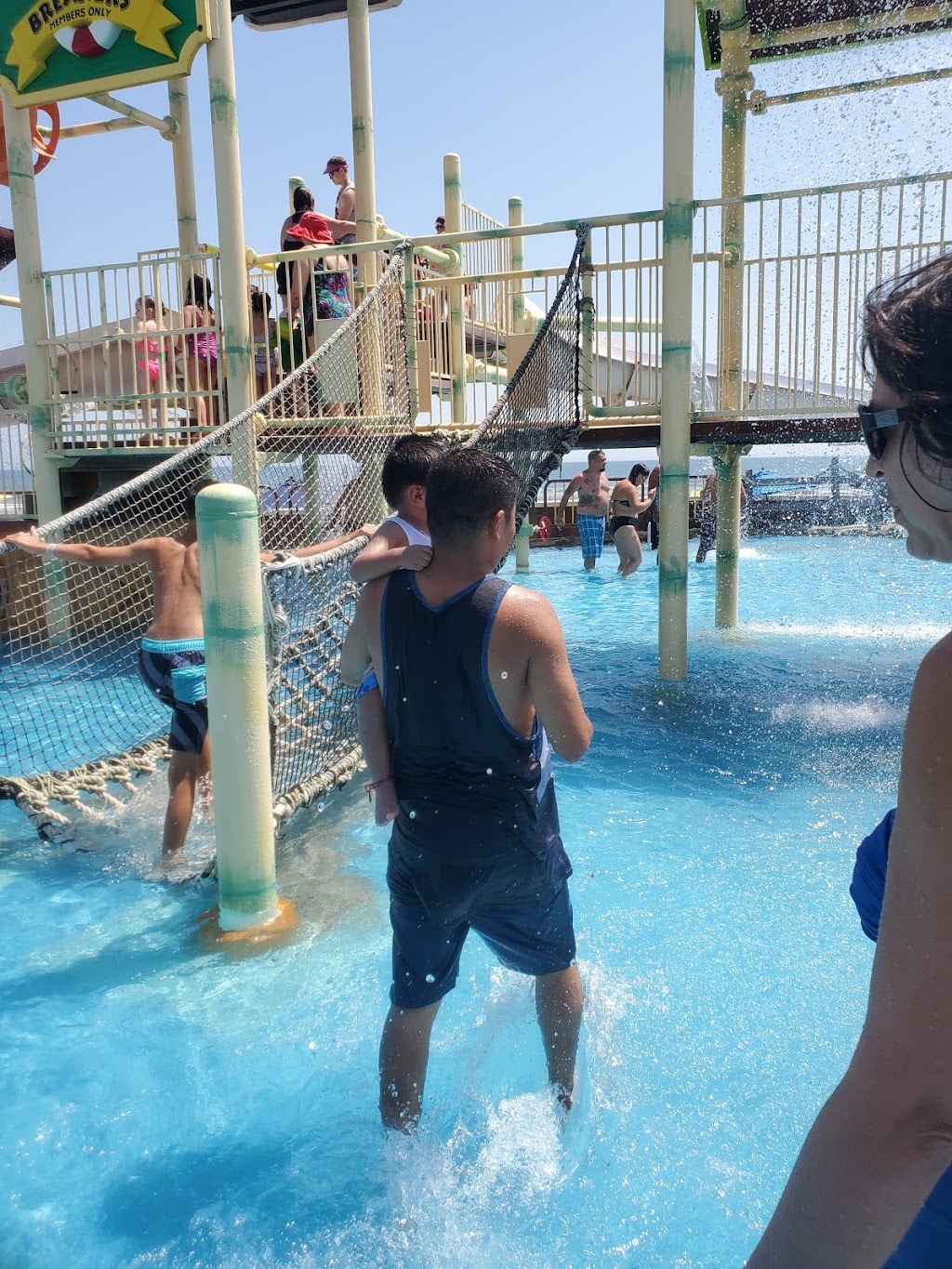 Ocean Oasis Water Park + Beach Club | restaurant | 2501 Boardwalk, Wildwood, NJ 08260, USA | 6095223900 OR +1 609-522-3900