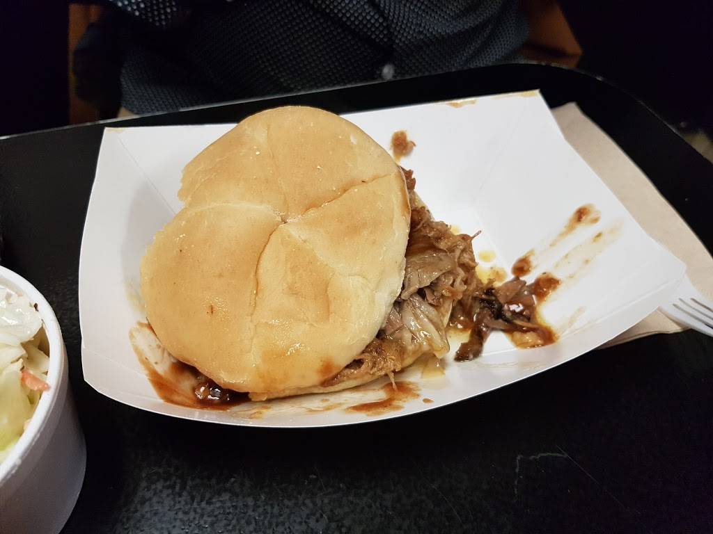 Horn Dawgs Smokin BBQ Pckering | restaurant | 1410 Bayly St #5b, Pickering, ON L1W 3R3, Canada | 9058392112 OR +1 905-839-2112