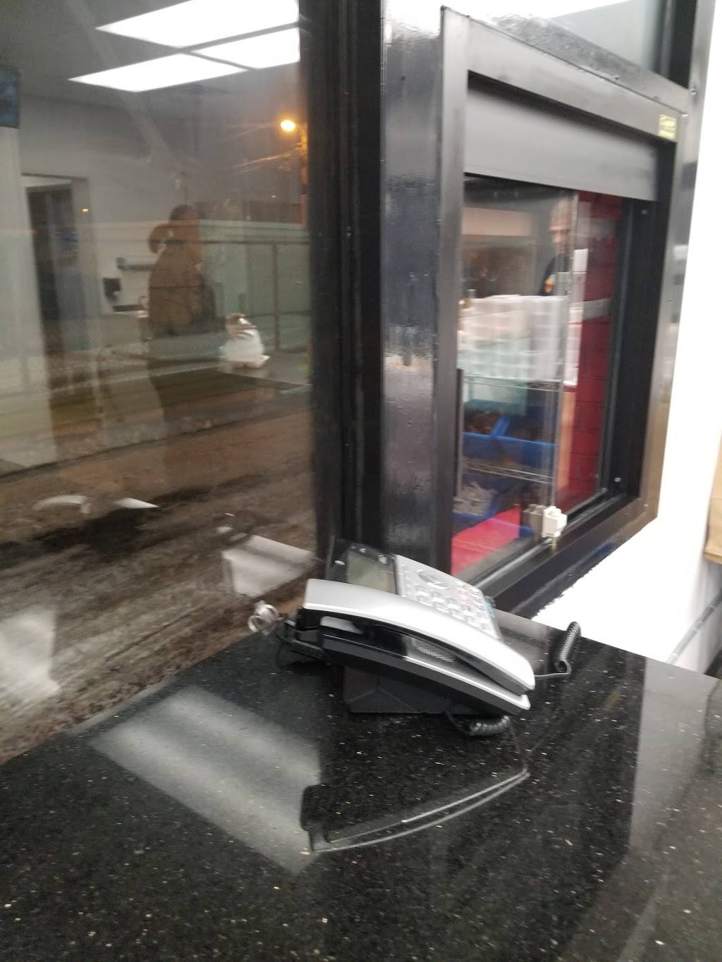 Krispys Chicken & Seafood | restaurant | 1956 W 79th St, Chicago, IL 60620, USA | 7738559448 OR +1 773-855-9448