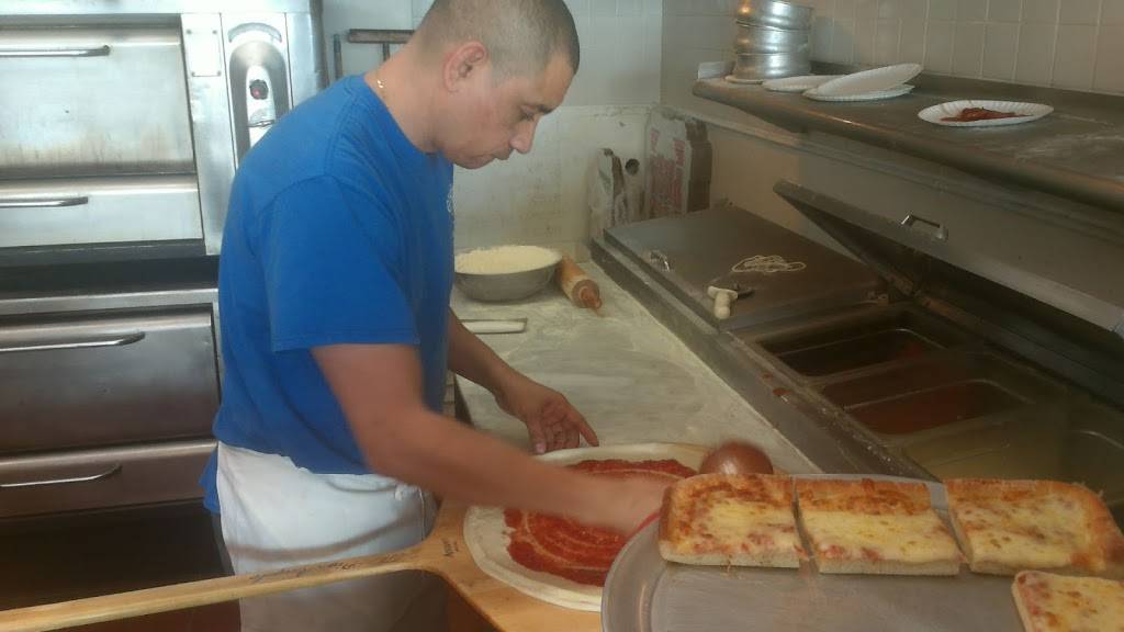 Giannis Pizzeria | restaurant | 1504 Roosevelt Ave, Carteret, NJ 07008, USA | 7325415004 OR +1 732-541-5004