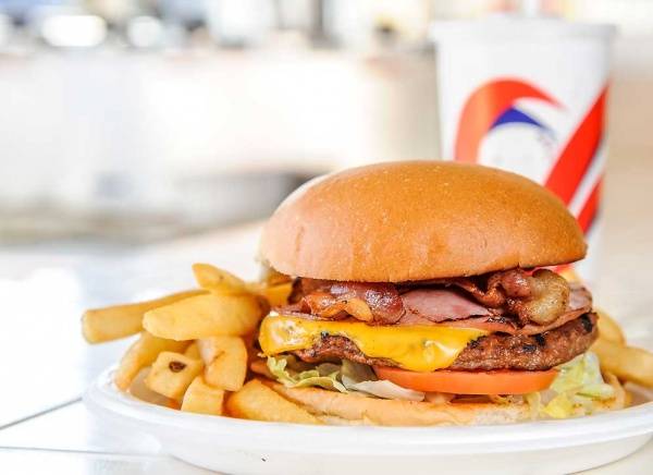 Mr Burger | restaurant | 314 Bloor St W, Oshawa, ON L1J 1R2, Canada | 9055794711 OR +1 905-579-4711