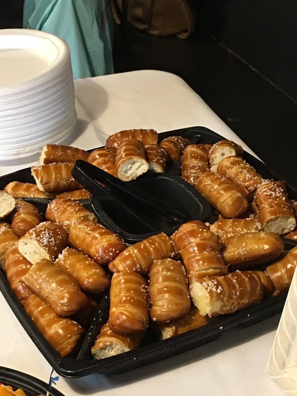 Broken Cup Cafe | cafe | 203 Center St, Senatobia, MS 38668, USA | 6623018574 OR +1 662-301-8574