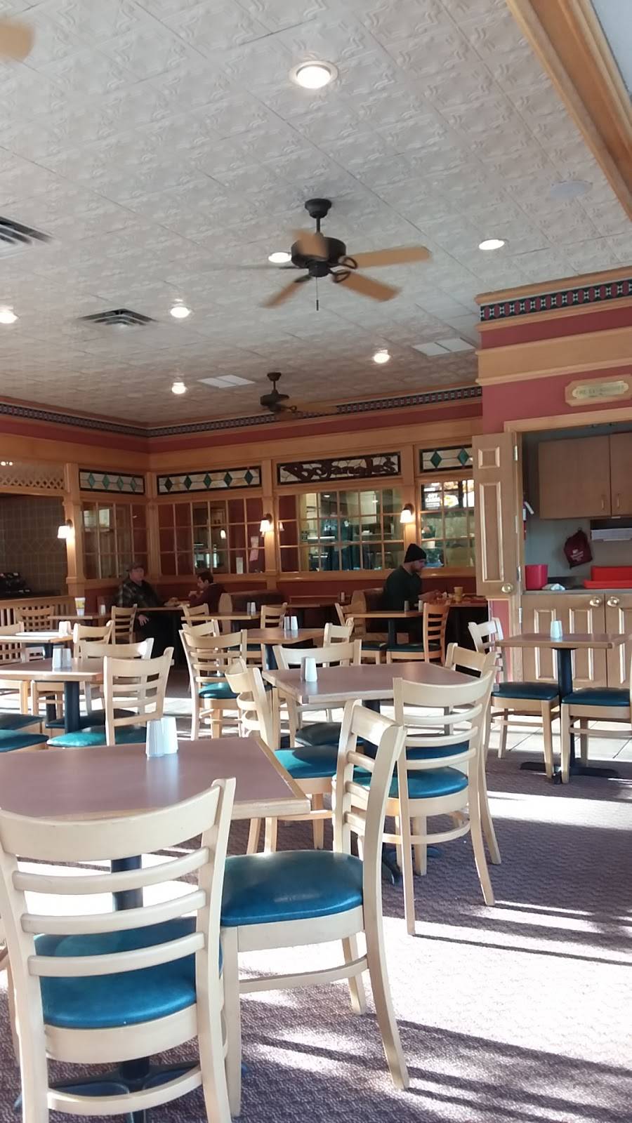 Bojangles Famous Chicken n Biscuits | restaurant | 12 Golden Leaf Dr, Louisburg, NC 27549, USA | 9194966879 OR +1 919-496-6879