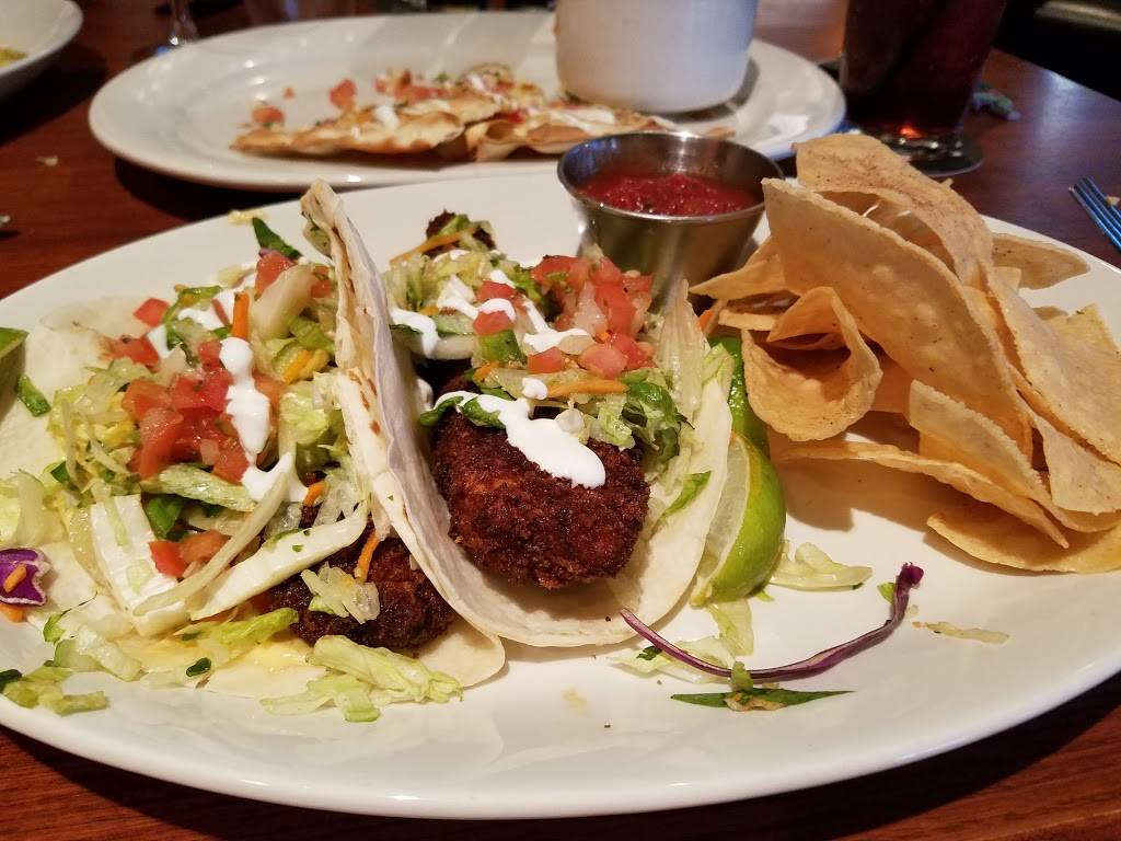 Houlihans | restaurant | 17029 Abercorn St, Savannah, GA 31419, USA | 9129215712 OR +1 912-921-5712