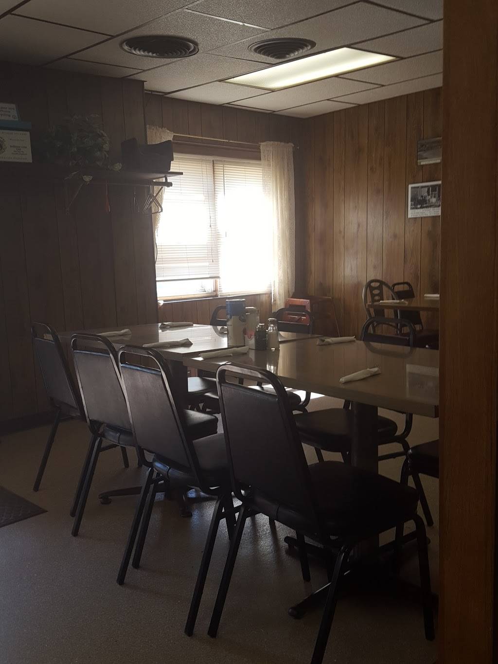 Lions Cafe | restaurant | 110 N Latcha St, Bellflower, IL 61724, USA | 3097223500 OR +1 309-722-3500