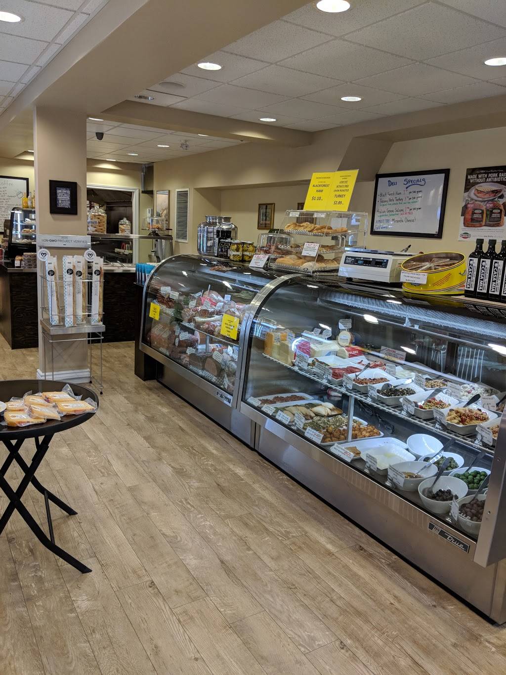 Casa Mia | restaurant | 1985 Queen St E, Toronto, ON M4L 1J1, Canada | 6473491340 OR +1 647-349-1340