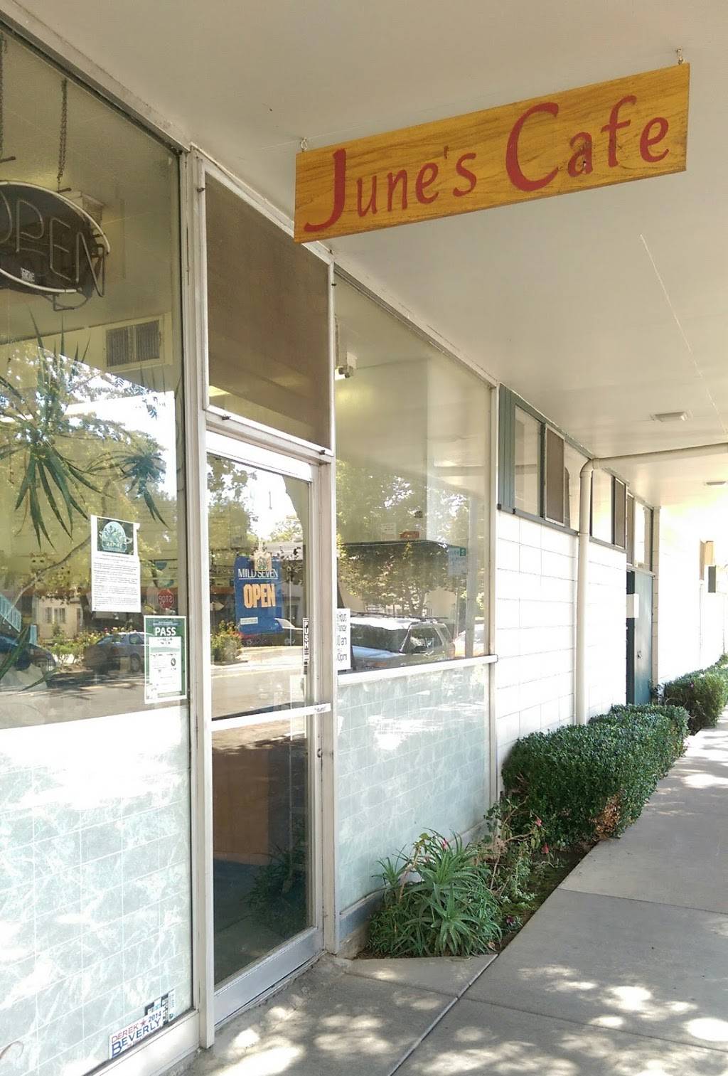 Junes Cafe | restaurant | 921 V St, Sacramento, CA 95818, USA | 9164472264 OR +1 916-447-2264