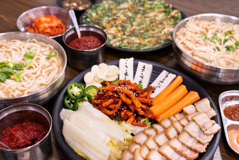 Hyesung Noodle House | meal takeaway | 125 N Western Ave #106, Los Angeles, CA 90004, USA | 3237455001 OR +1 323-745-5001