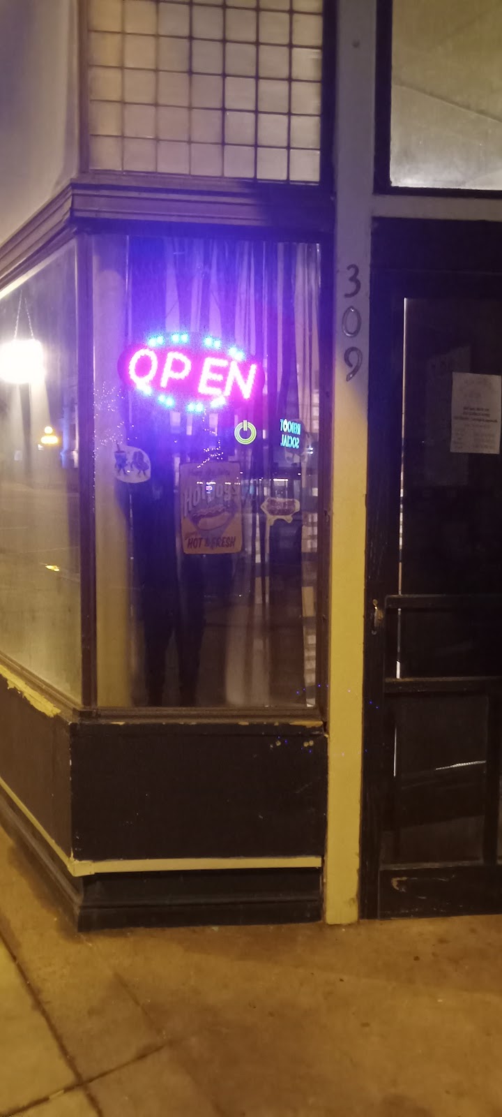 Mel Dogs LLC | restaurant | 309 E Grand Ave, Eau Claire, WI 54701, USA | 7158644663 OR +1 715-864-4663