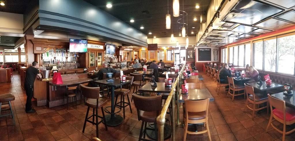 Red Robin Gourmet Burgers and Brews | restaurant | 2204 Bridgepointe Pkwy, San Mateo, CA 94404, USA | 6505715500 OR +1 650-571-5500