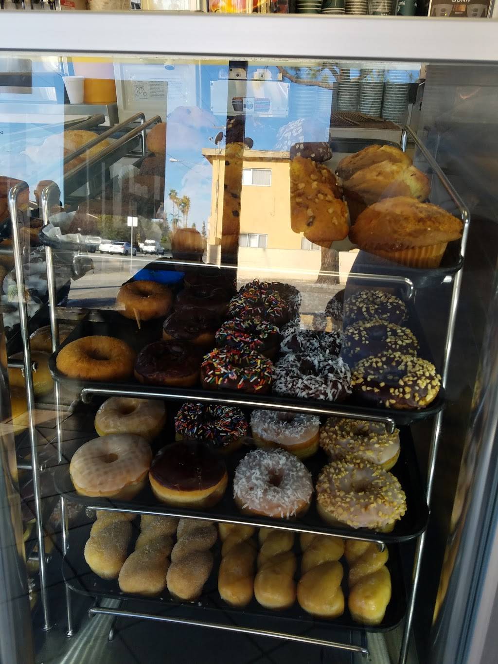 Yum Yum Donuts | cafe | 5903 Imperial Hwy, South Gate, CA 90280, USA | 5628618552 OR +1 562-861-8552