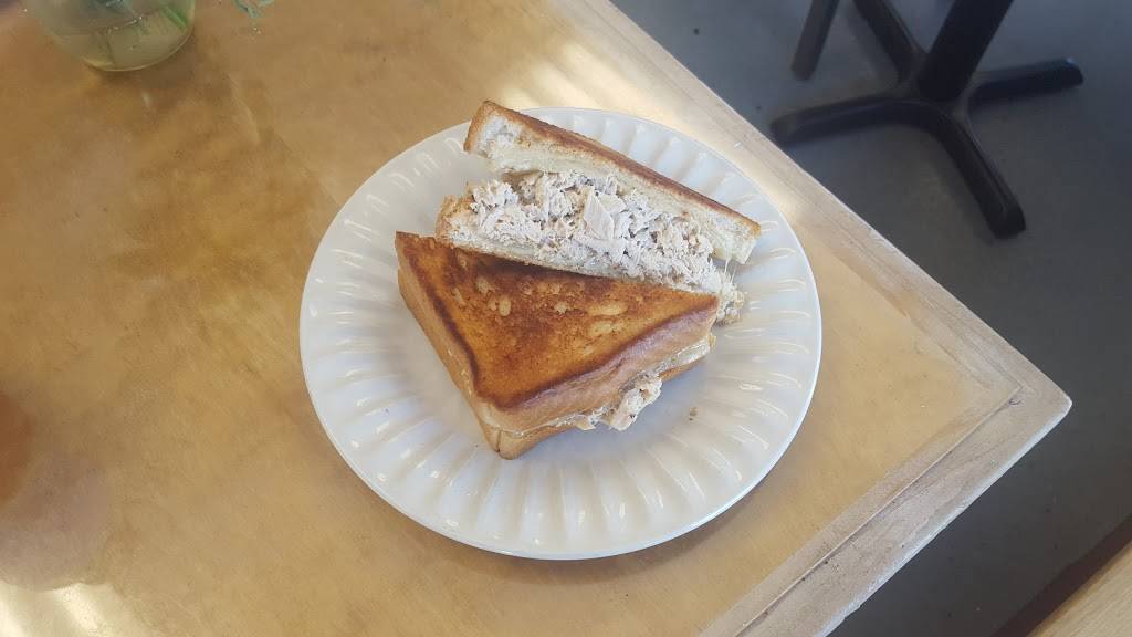 Smithsonian Cafe And Chowder House | restaurant | 1 Roundhouse Plaza, Northampton, MA 01060, USA | 4137273318 OR +1 413-727-3318