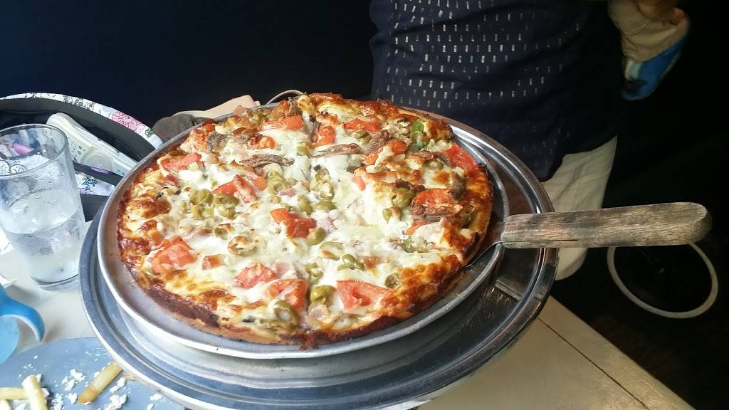 Golden Pizza | restaurant | 2360 Danforth Ave, Toronto, ON M4C 1K7, Canada | 4164257717 OR +1 416-425-7717